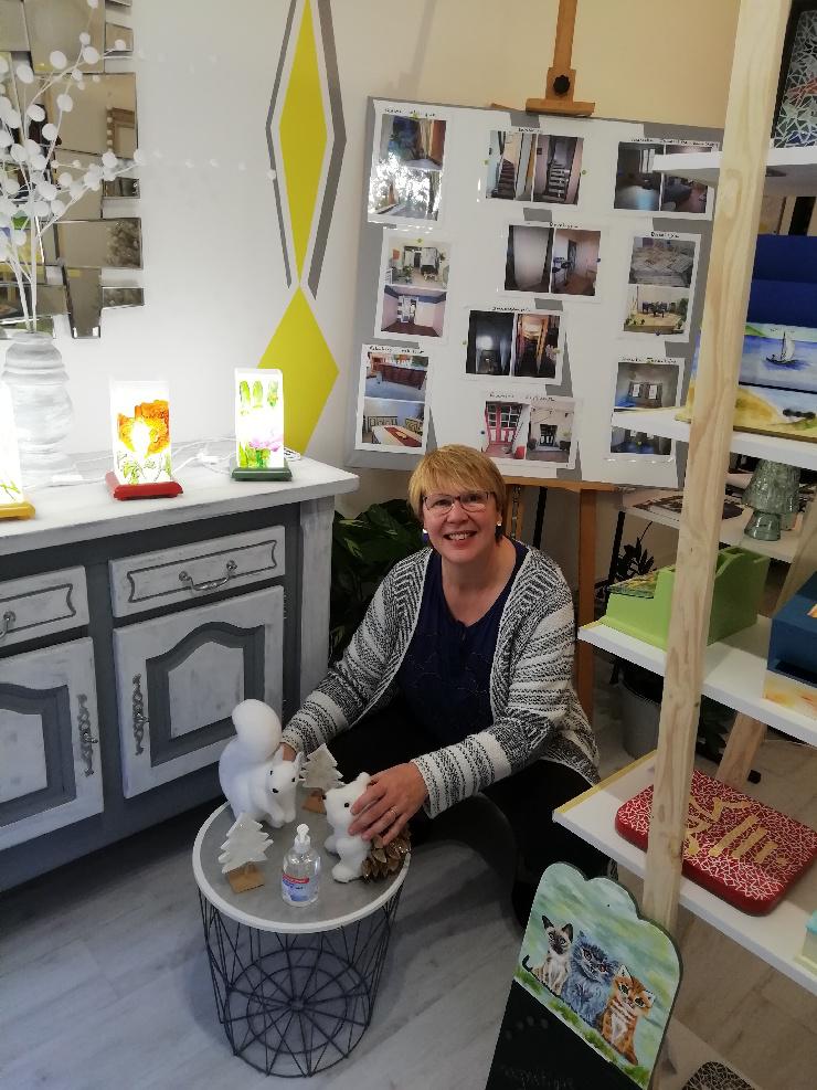 Estelle dans la boutique à Noël